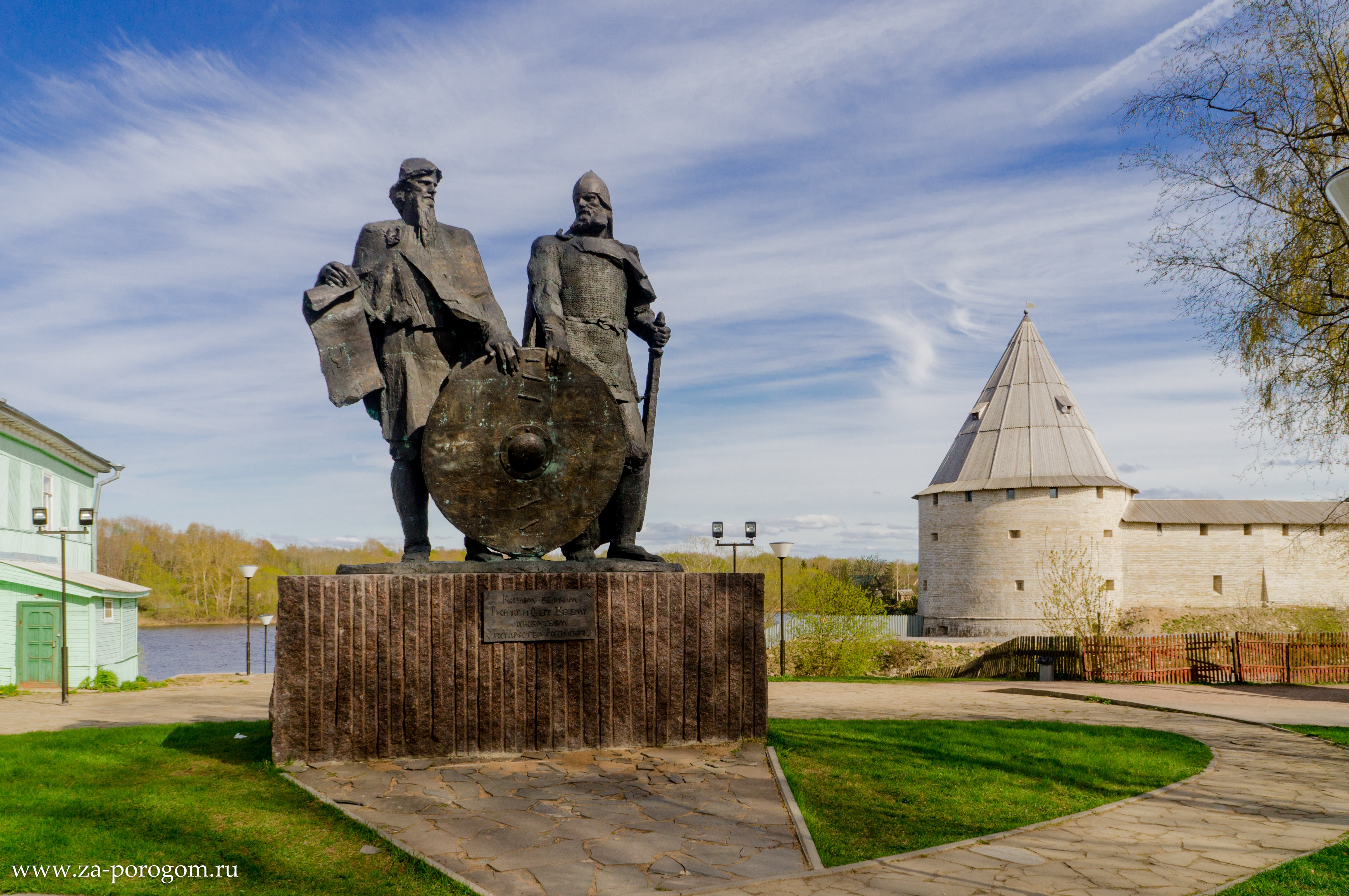 Памятник рюрику и олегу в старой ладоге фото